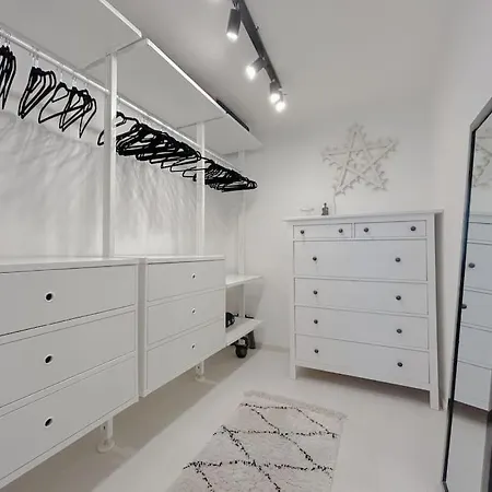 Via Pia Elegante Di Design Crociere 2' Savona