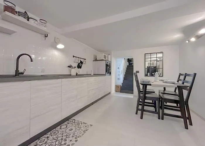 Via Pia Elegante Di Design Crociere 2' Savona