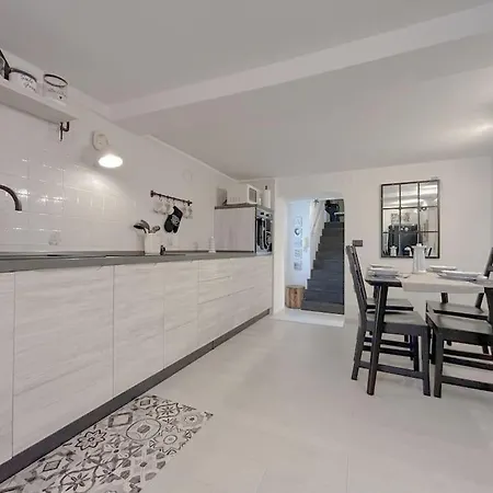 Via Pia Elegante Di Design Crociere 2' Savona